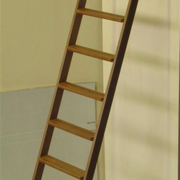 Scala di appoggio in legno con gradini larghi