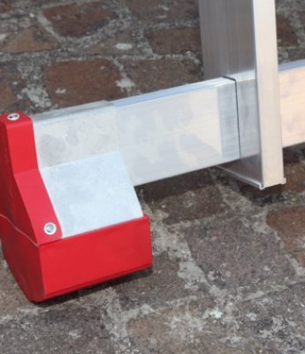 Scala a sfilo in alluminio con gradino largo 5