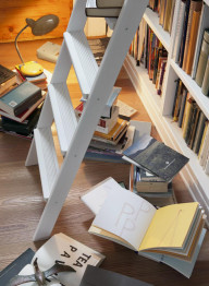 Scala di appoggio in legno con gradini larghi 8