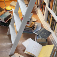 Scala di appoggio in legno con gradini larghi 10