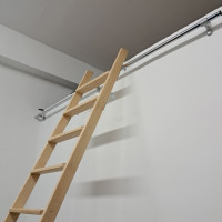 Scala di appoggio in legno con gradini larghi 3