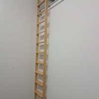 Scala di appoggio in legno con gradini larghi 2