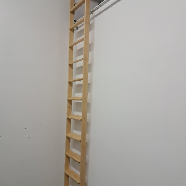 Scala di appoggio in legno con gradini larghi