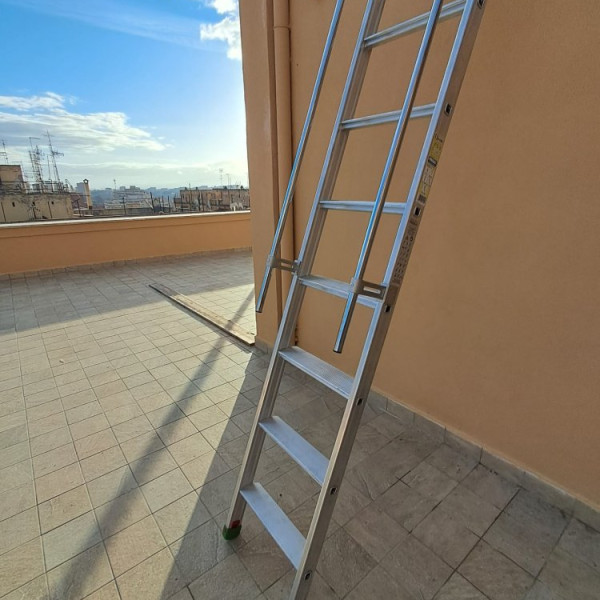 Scala di appoggio in acciaio inox d'arredo con ganci
