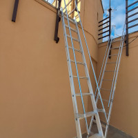 Scala di appoggio in acciaio inox d'arredo con ganci 5