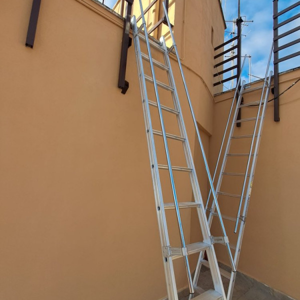 Scala di appoggio in acciaio inox d'arredo con ganci