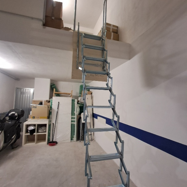 Scala a parete verticale per soppalco senza telaio